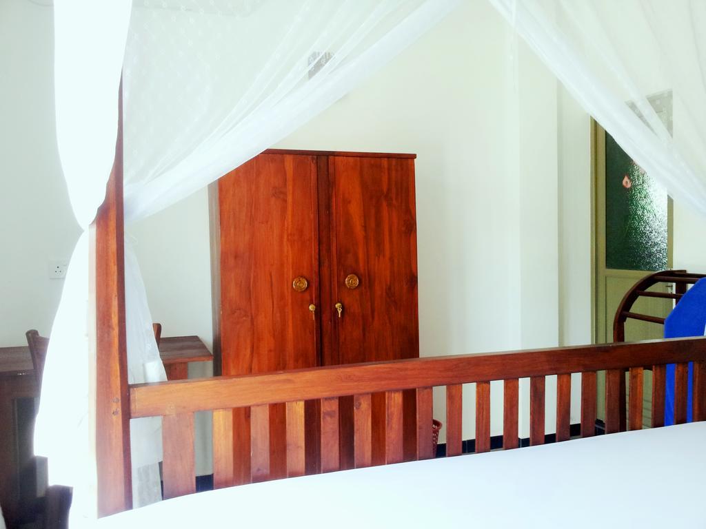 Bed and Breakfast Ceylon Surf Guest And Restaurant Weligama Habitación foto