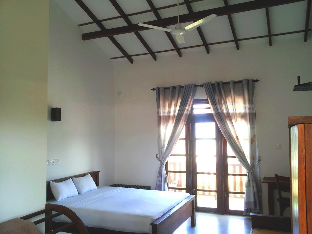 Bed and Breakfast Ceylon Surf Guest And Restaurant Weligama Habitación foto