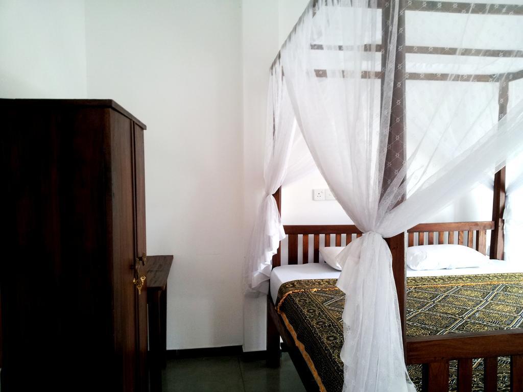 Bed and Breakfast Ceylon Surf Guest And Restaurant Weligama Habitación foto